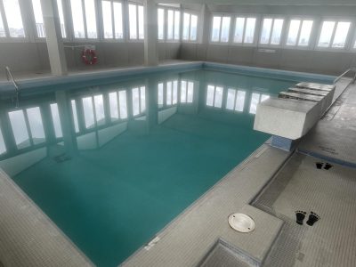 2p 50m²  avec piscine occupé homme 71 ans  Paris 15ème
